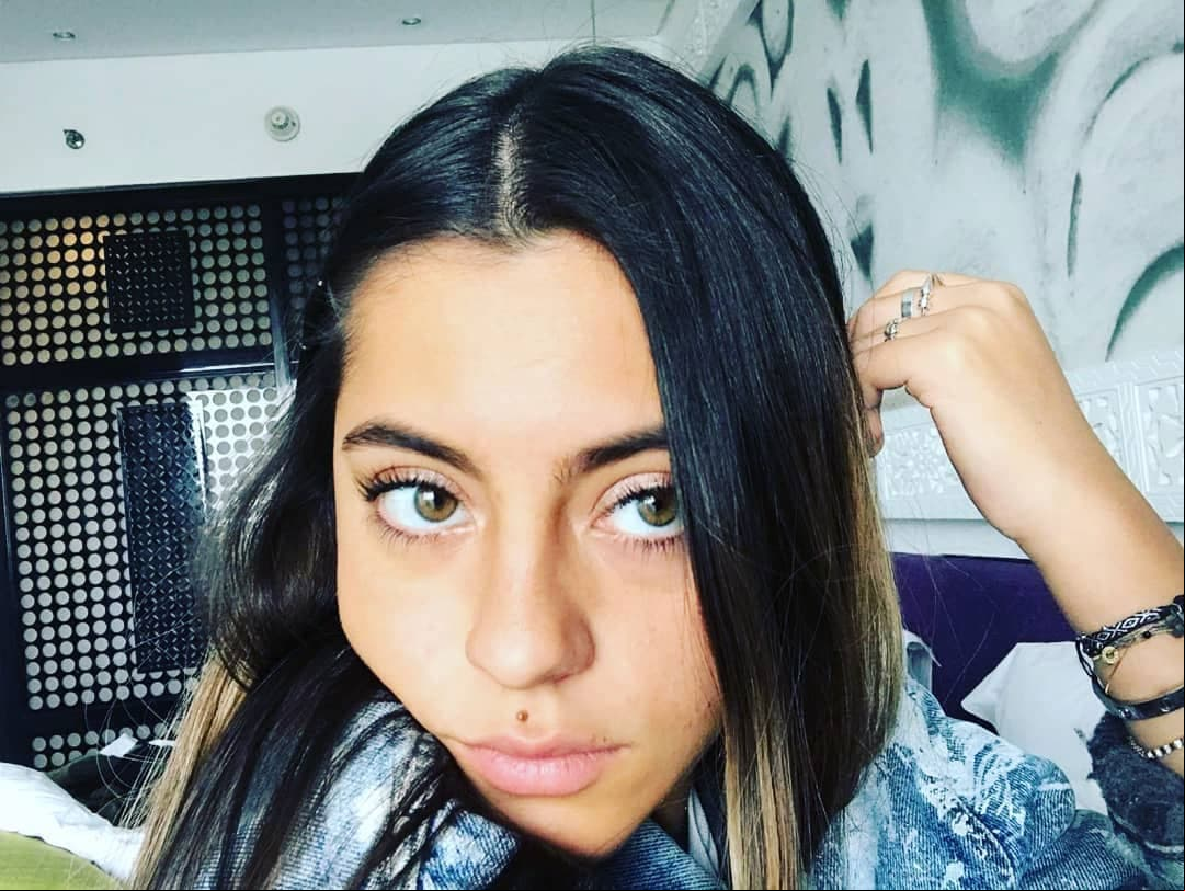 Roberta es la hija menor del conductor, quien heredó los ojos color esmeralda de su abuela Norma Herrera. La joven prefiere mantener un perfil más bajo.