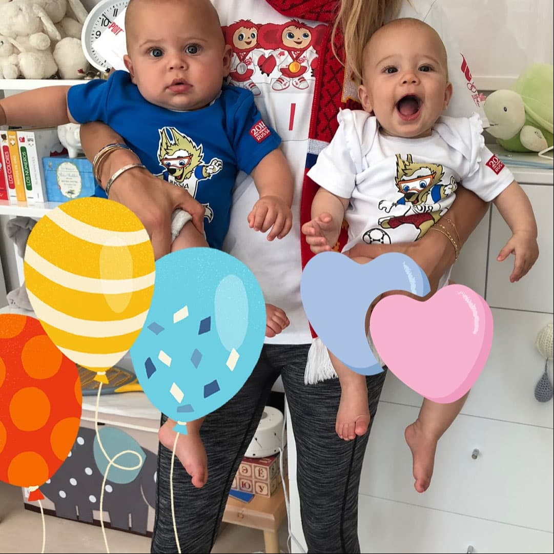 Con la fiebre del mundial, la exdeportista sorprendió a sus seguidores al compartir la primera imagen de los mellizos juntos.