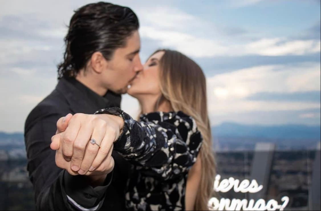 Siguiendo los pasos de Camila, su hermana menor y quien contrajo nupcias el pasado sábado 1 de agosto, Alex Fernández, primogénito del cantante Alejandro Fernández, se unió en compromiso a Alexia Hernández, su novia desde hace 10 años el pasado 18 de septiembre.