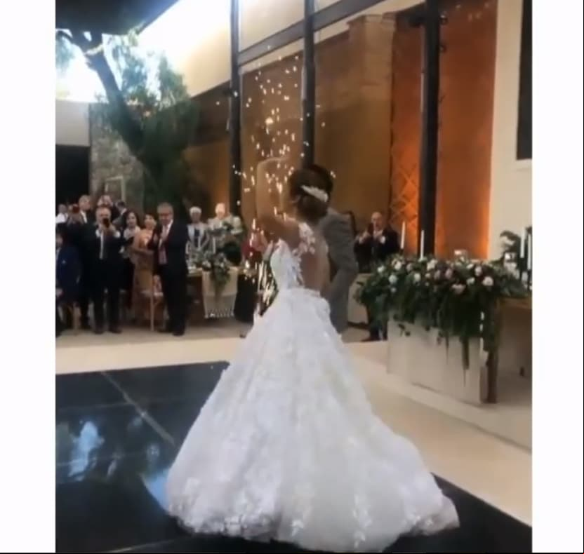 Además de la música, los recién casados fueron recibidos con juegos pirotécnicos.