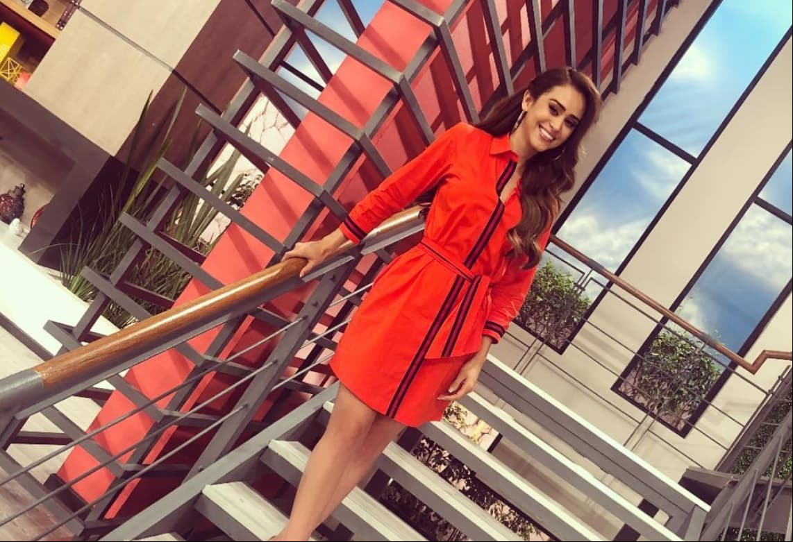 Yanet García presume pierna en diminuto short