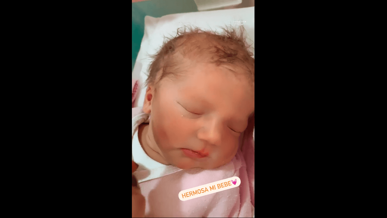 Fue a través de su cuenta oficial de Instagram que la mamá de Luciana y Roberta, pequeñas que también procreó con el conductor, destacó su emoción de por fin ya tener en sus brazos a la pequeña.