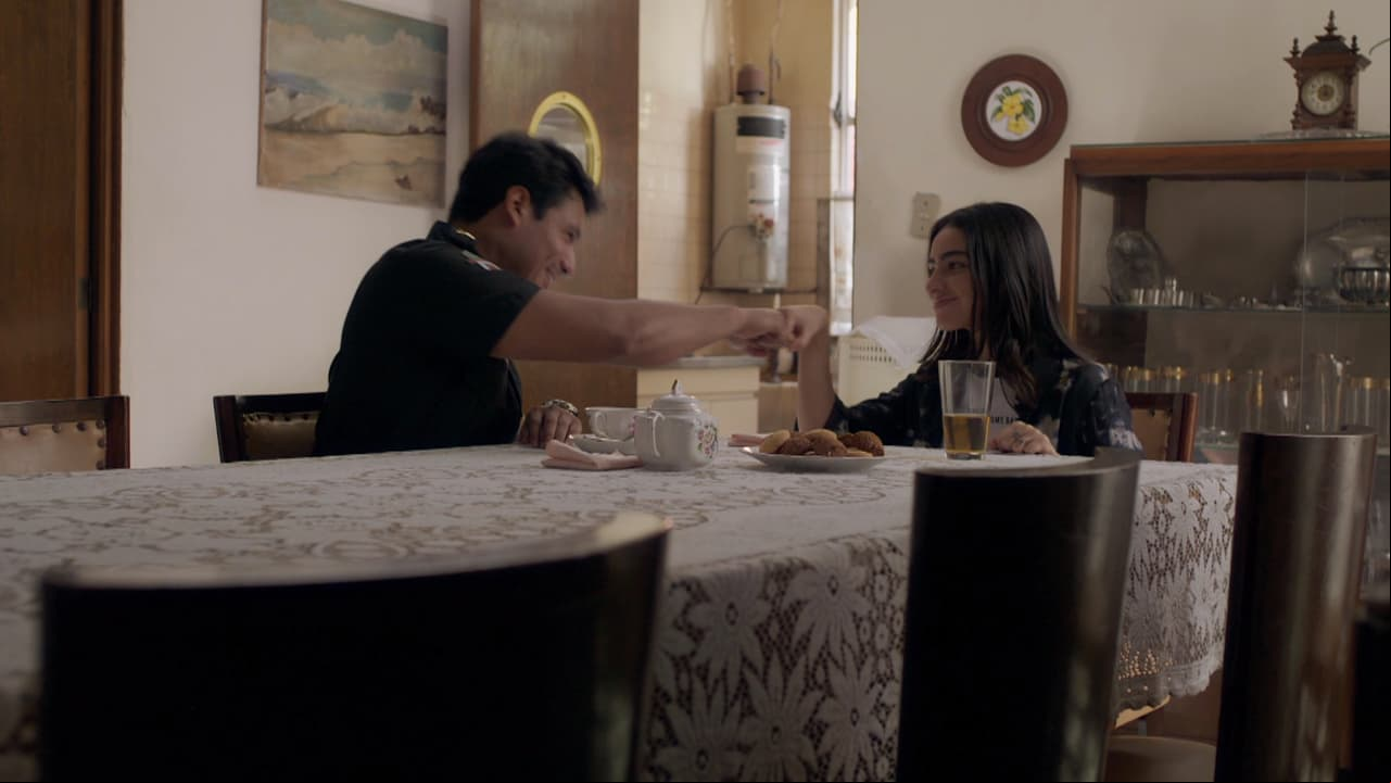 El policía de Santa Prudencia busca ser un amigo cercano con Eli (Valentina Buzzurro), la hija de Bárbara, por lo que quiere tener una relación de amistad.