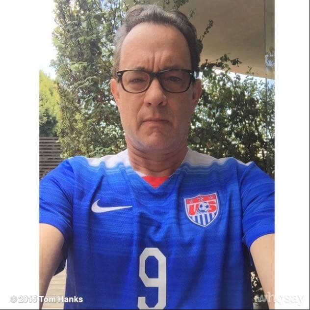 En una publicación al día siguiente, Hanks compartió que tanto él como Wilson se encontraban en aislamiento, y agradeció el esfuerzo que las autoridades sanitarias de ese país están haciendo por cuidarlos.