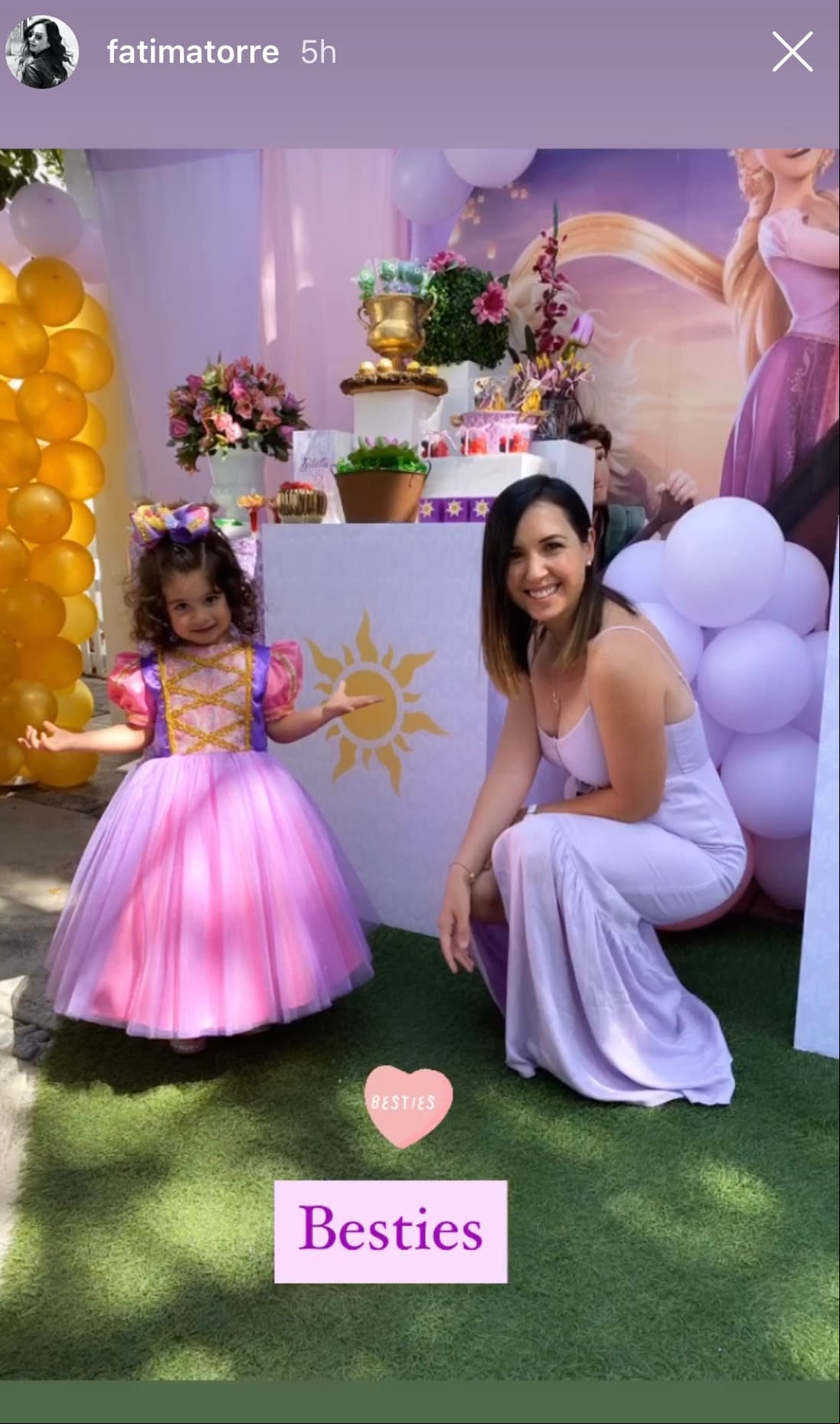 La orgullosa mamá no perdió la oportunidad de fotografiarse junto a su pequeña con el vistoso fondo de colores.
