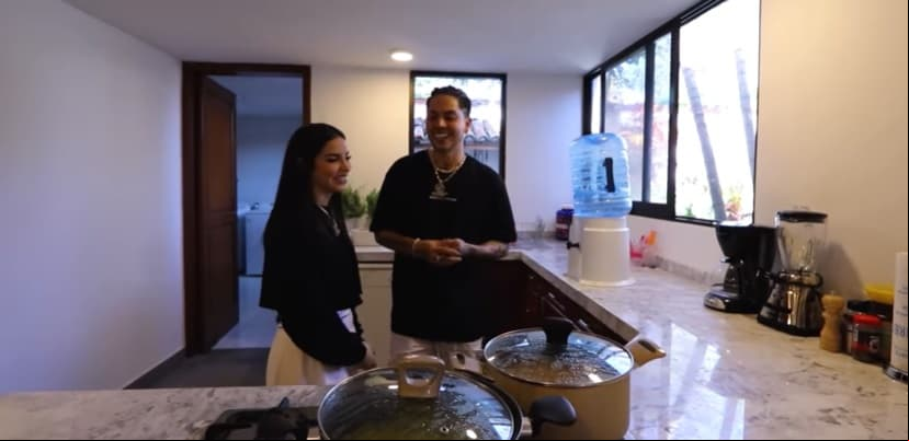 Uno de los espacios que aún no han atendido es la cocina, pues se mostró que apenas tienen lo indispensable. Además, Kimberly quiso despistar a sus seguidores diciendo que ella cocinaba, pero rápidamente la influencer dijo que era una broma.