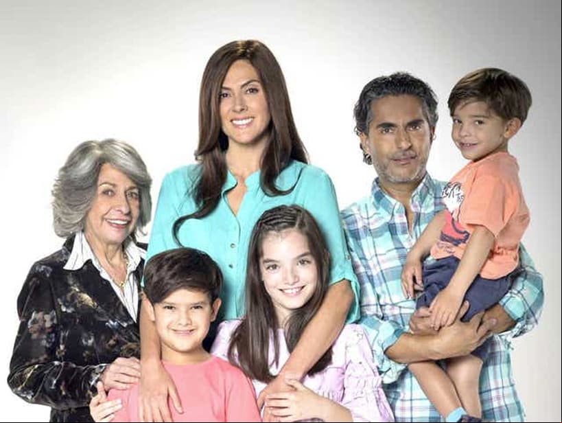 Dentro de la ficción, Raúl Araiza interpretó a ‘Toño Barrientos’, un padre de familia con tres hijos: ‘Tania’, ‘Ernesto’ y ‘Fidelito’.