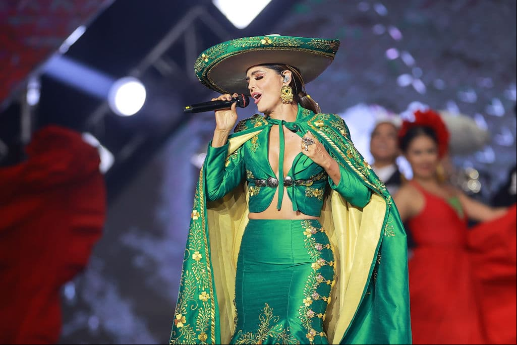 Ana Bárbara y el impresionante look en verde en el escenario