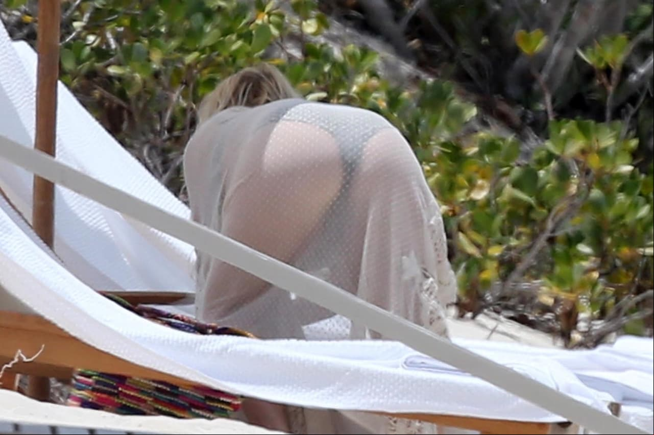 Se encuentra de vacaciones con su esposo Eric Jhonson, en Las Bahamas.