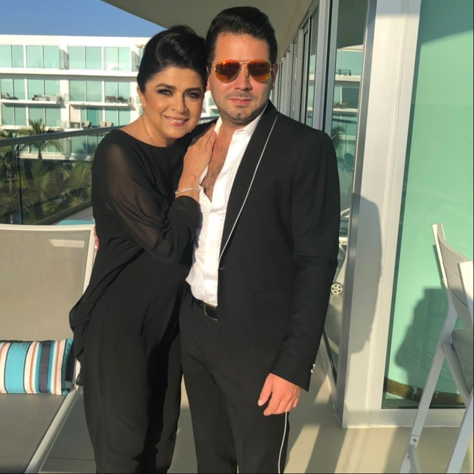 “Yo creo que así de lejitos los dos, mucho mejor, son agua y aceite. Yo siempre me he preguntado cómo se enamoraron si son agua y aceite, o sea no entiendo”, dijo el actor de ‘La parodia’ en videollamada con Alejandra Espinoza en abril de 2020.