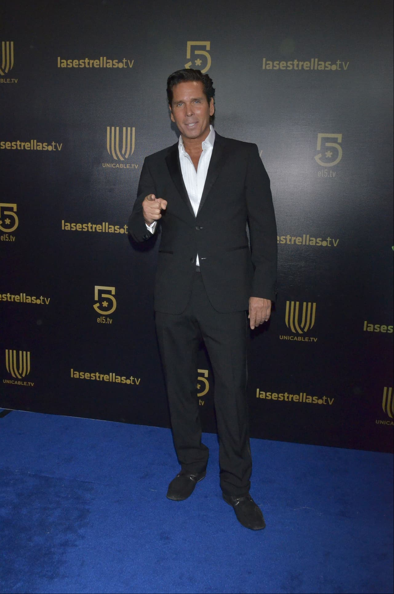 Roberto Palazuelos eligió no usar corbata, restando elegancia a su look.