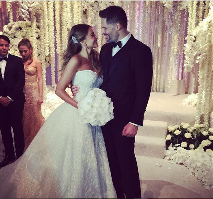 Sofía Vergara y Joe Manganiello se casaron en noviembre de 2015 en Palm Beach, Florida. Según el sitio Glamour México, el vestido de novia fue diseñdo por Zuhair Murad, mientras que el actor usó un tuxedo de John Varvatos; además intercambiaron votos en inglés y en español que conmovieron a sus invitados.