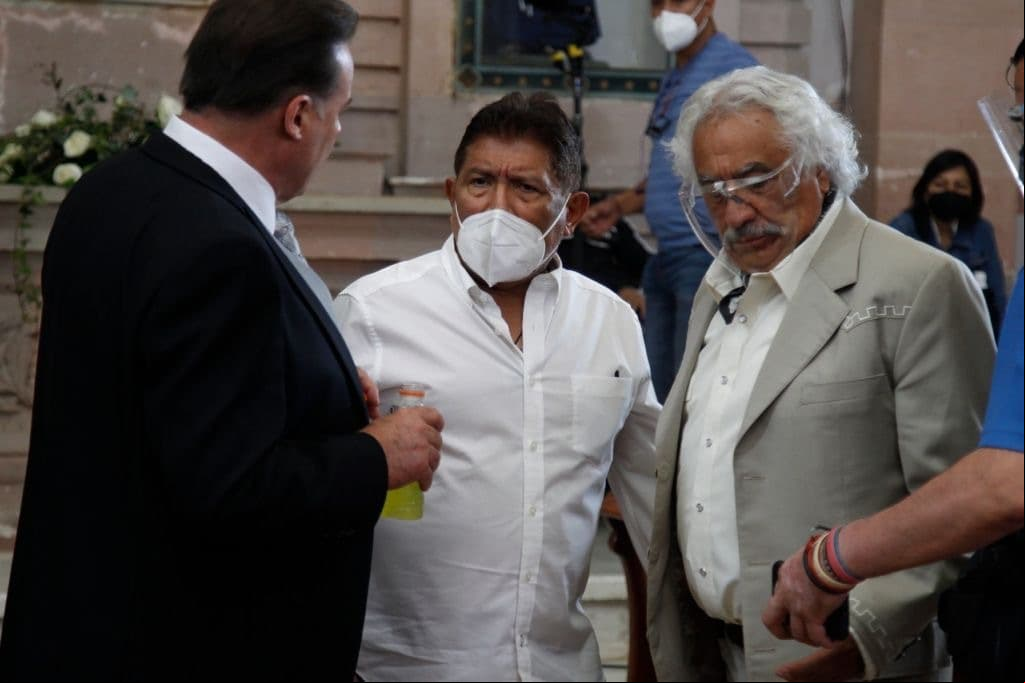 Aquí el productor dirigiendo a los grandes actores César Évora y Rafael Inclán.