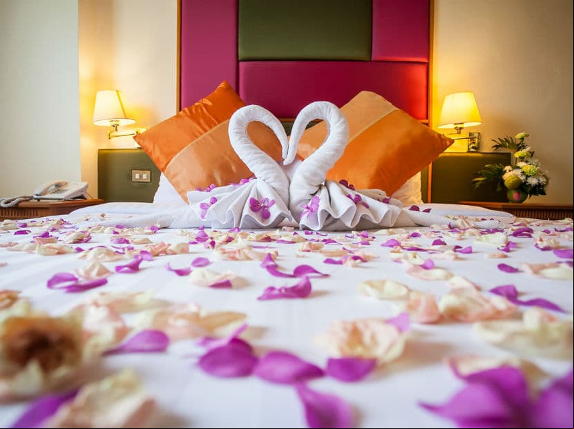 Piscis. Lo mejor es un doble regalo, uno que sea un detalle práctico y otro entrañable y romántico. Como un fin de semana en un hotelito encantador o un gadget para sus quehaceres diarios.