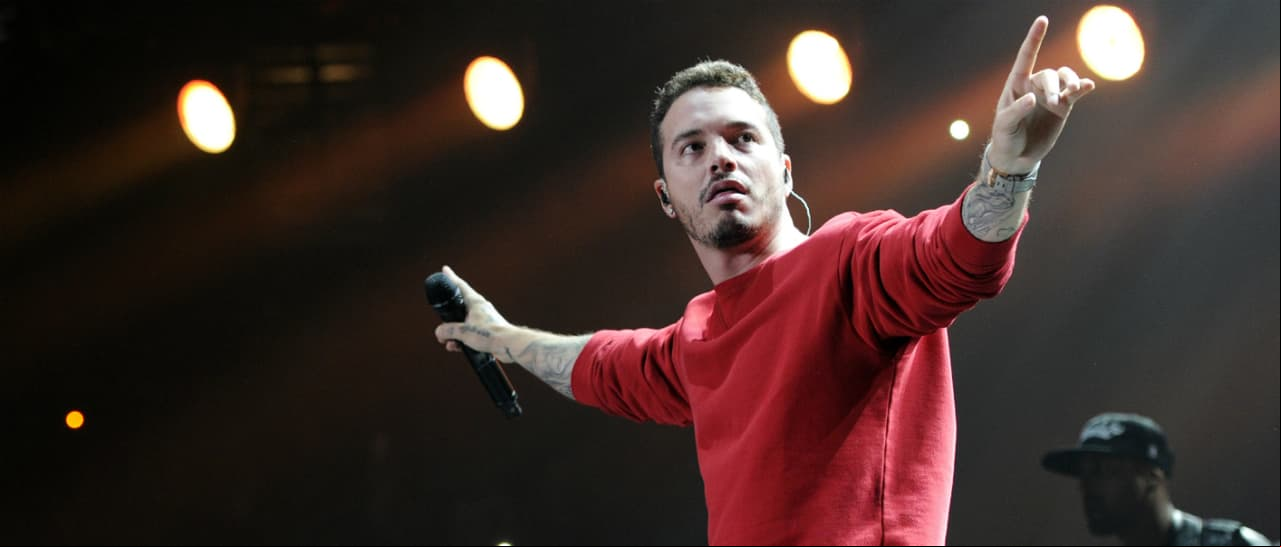 J Balvin es víctima... ¡de una vaca!
