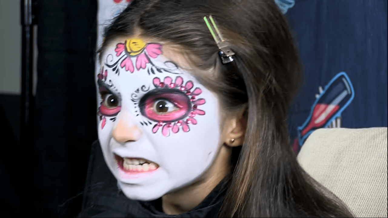 La pequeña quedó impresionada con el trabajo de maquillaje y fiel a su personalidad no dudó en hacer divertidas caras para la cámara y su papá Eugenio Derbez.