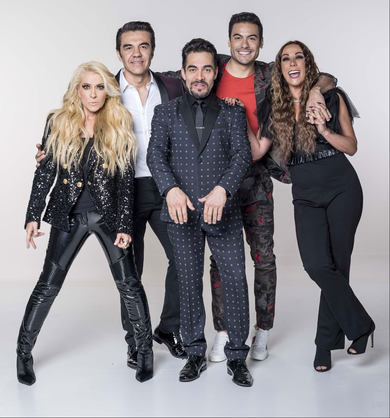 ¿Quién es la Máscara? será conducido por Omar Chaparro. En tanto que Carlos Rivera, Yuri, Adrián Uribe y Consuelo Duval serán los investigadores del programa, quienes deberán ser muy observadores para descubrir, junto al público, qué famoso está detrás de la cada máscara.