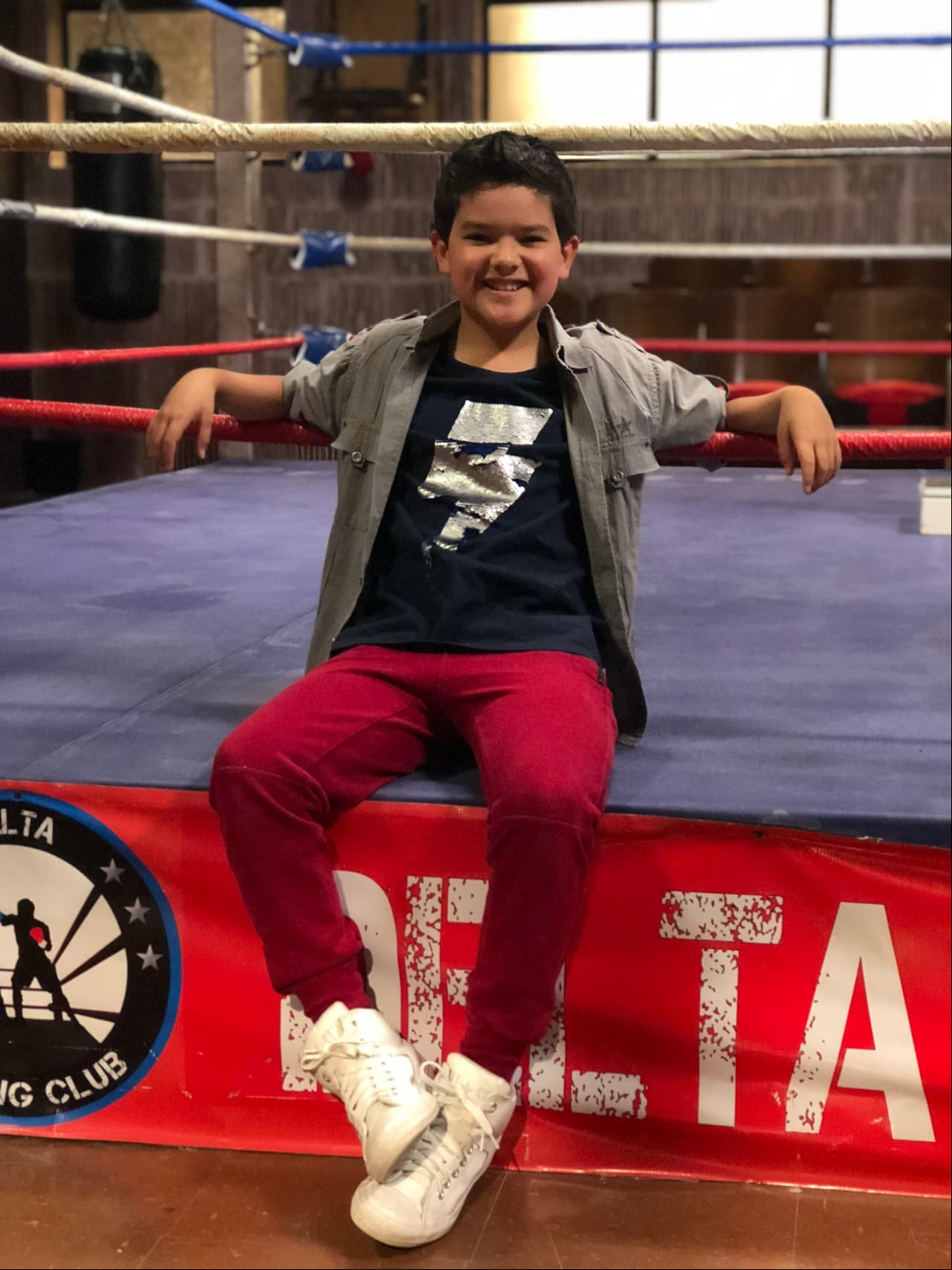 Santi, interpretado por Patto de la Garza, es hijo de Ringo y Gloria.