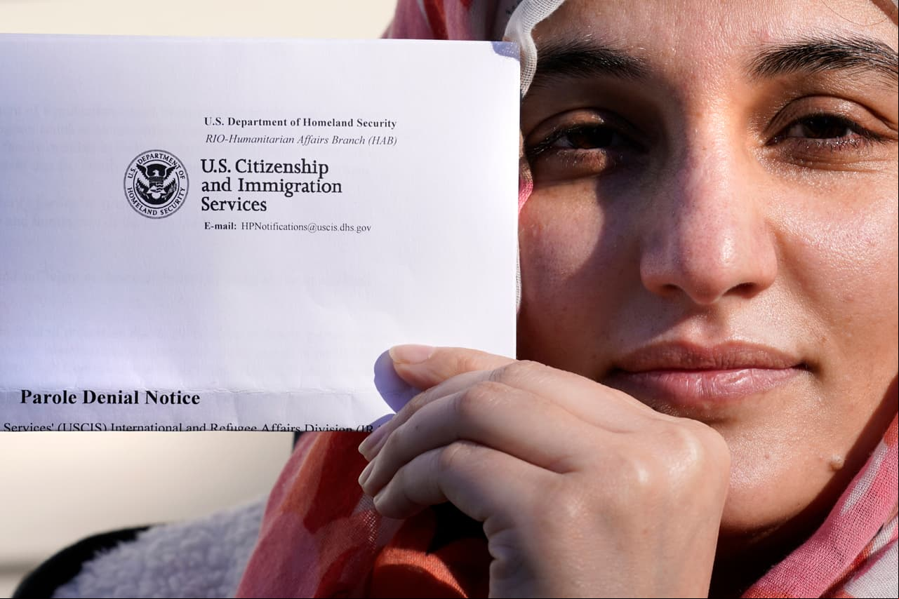 Cómo la orden de una jueza contra la eliminación del 'parole' humanitario beneficia a miles de inmigrantes