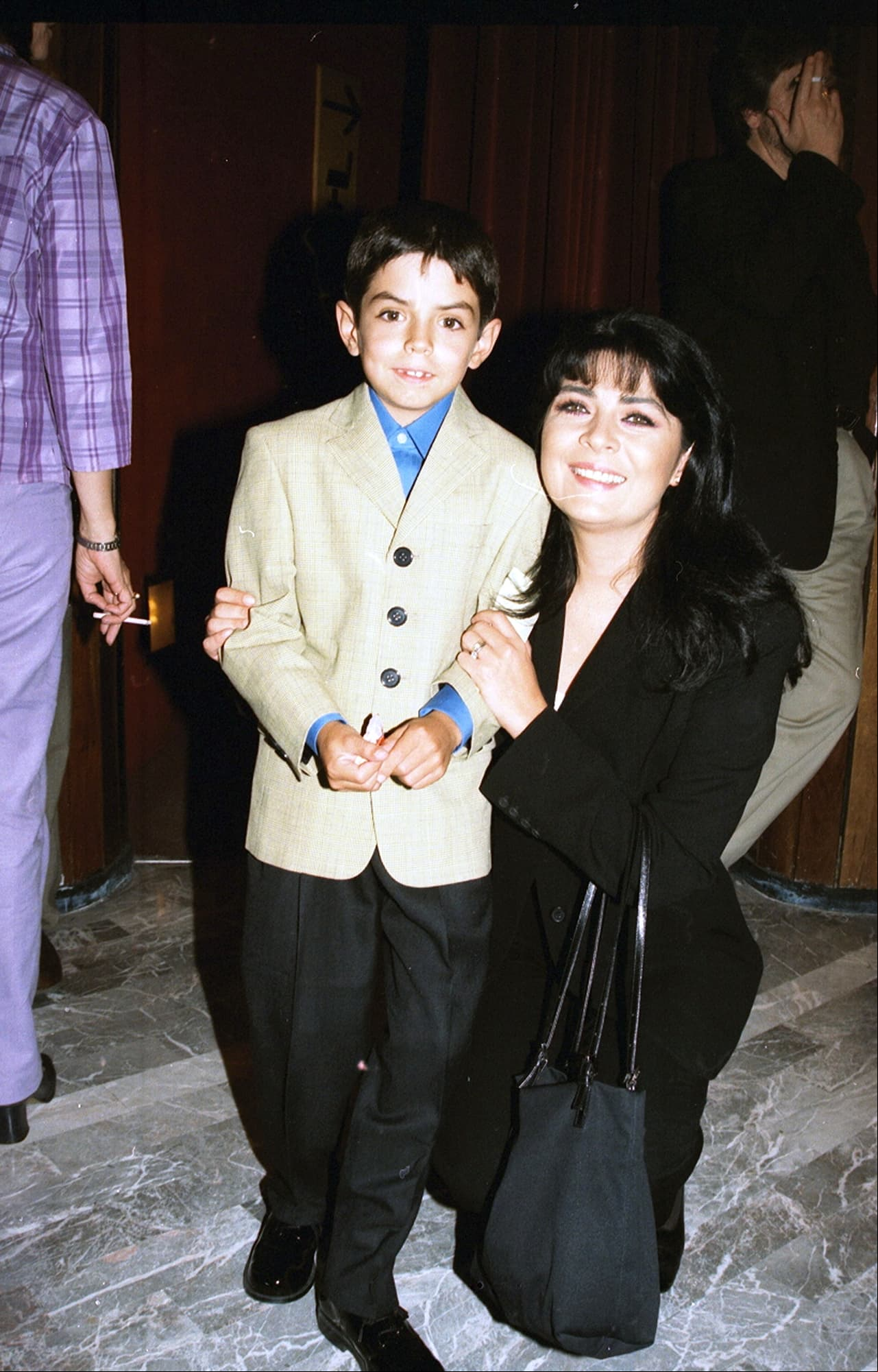 El vestido de novia de Victoria Ruffo fue diseñado por Mitzy, atuendo que hizo lucir como toda una princesa. De acuerdo con TVyNovelas, la actriz llegó al altar del brazo de su padre, Ramón Martínez y de su hijo, José Eduardo.