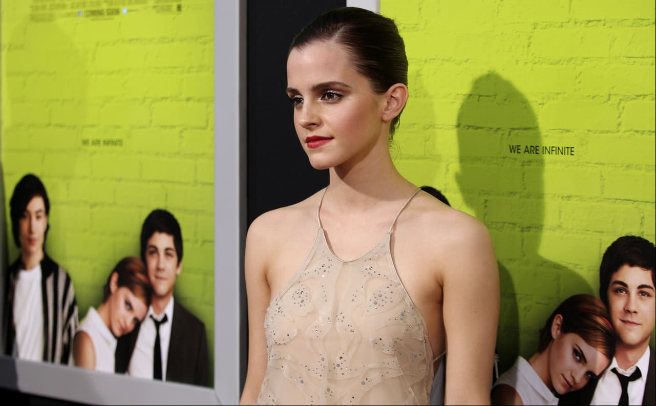 Emma Watson dejó entrever su pecho durante la alfombra roja de ‘The Perks of Being a Wallflower’ en Los Ángeles, California.