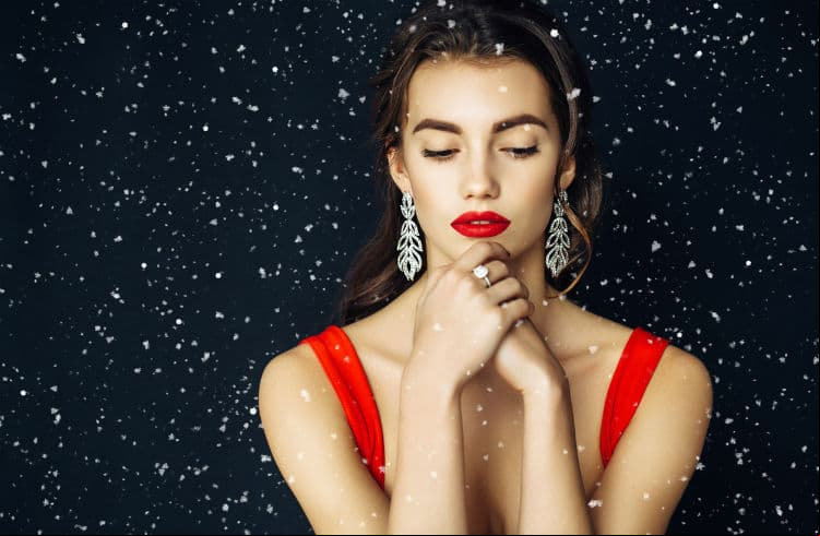 Lleva la Navidad ¡hasta tus cejas! Es la nueva tendencia en maquillaje