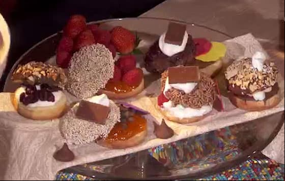 RECETA: ¡Fiesta de bisquets rellenos con Omar Sandoval!
