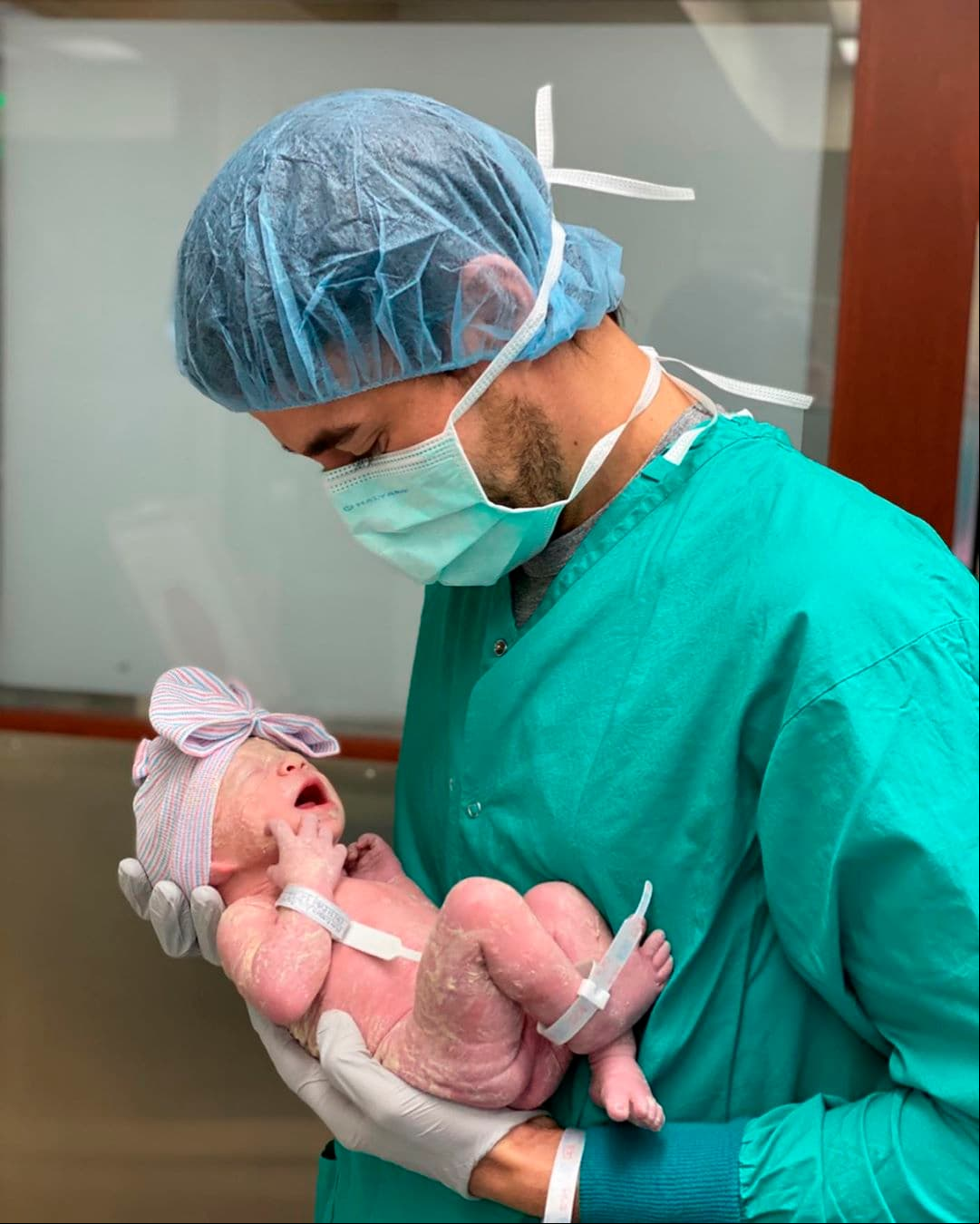 Enrique Iglesias ha sido muy hermético con respecto a su vida familiar, pero el pasado 13 de enero publicó una fotografía del nacimiento de su tercer bebé, una niña llamada Mary, además, el cantante ha mostrado tiernos momentos junto a sus mellizos Lucy y Nicholas.