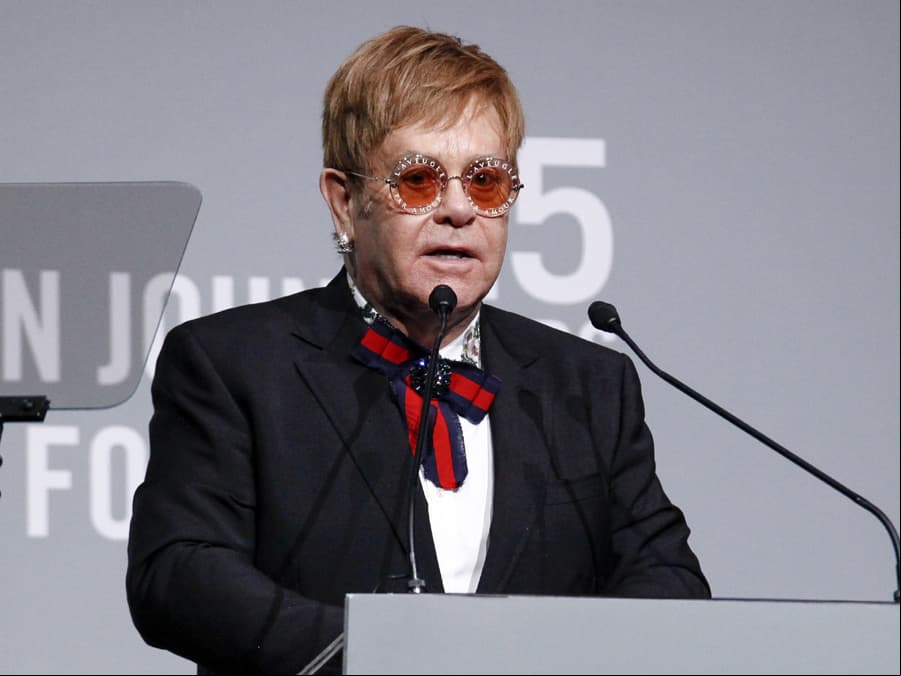 Elton John lamenta la muerte de su madre