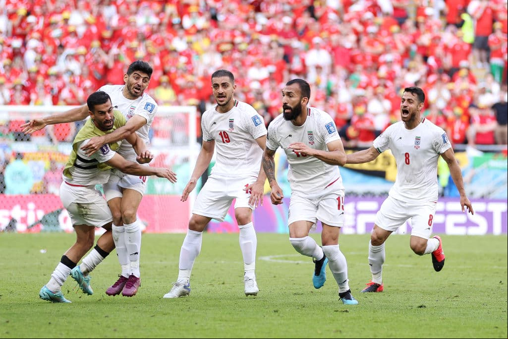 Roozbeh Cheshmi propinó el primer gol para Irán.