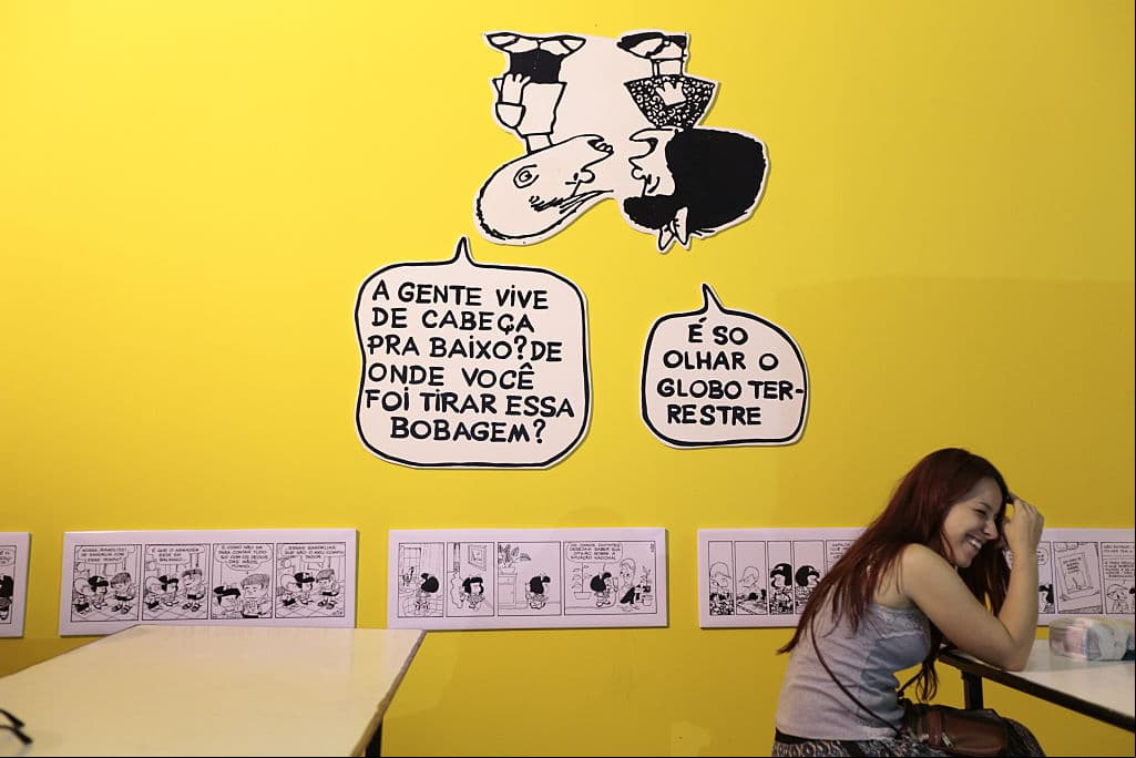 "Ya que amarnos los unos a los otros no resulta, ¿por qué no probamos amarnos los otros a los unos?". 
<br>