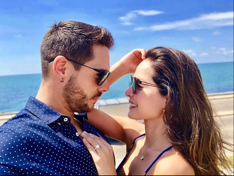La propuesta de matrimonio ocurrió cuando Sebastián participaba en un reality show, por ello en una llamada telefónica le pidió que fuera su esposa. “Sin duda alguna fue una llamada sorpresiva e inesperada de principio a fin. Hacia un mes que no nos hablábamos, nos dijimos de todo, pero quiero compartirles a todos ustedes que son parte importante de nuestras vidas, que estoy muy feliz y emocionada”, declaró Villalobos en sus redes sociales.