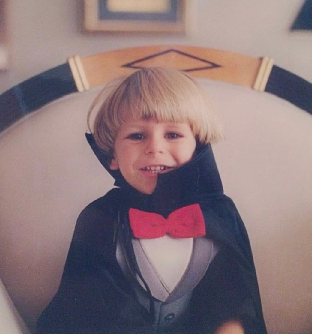 En su cuenta oficial de Instagram se pueden encontrar algunas diapositivas de su infancia, como esta imagen en donde está disfrazado de un tierno vampiro.