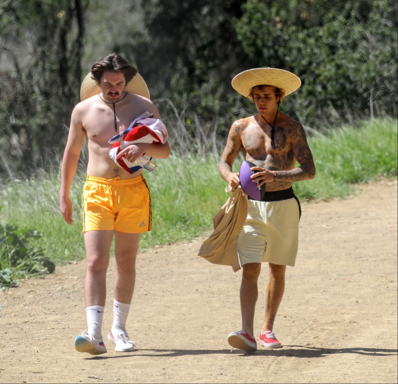 El canadiense visitó Malibu con un amigo.