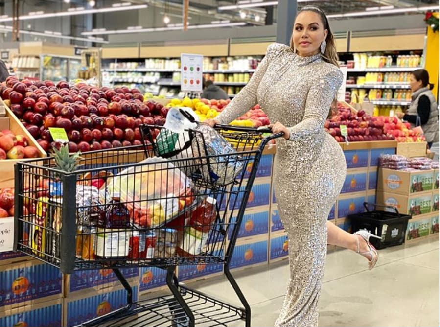 “¡Aquí casual haciendo mis compras para la cena de mañana! Feliz #GlamsGiving #EnChiquis #EstiloChiquis”, escribió la primogénita de la fallecida Jenni Rivera en su publicación, la cual de inmediato se convirtió en tendencia en la red con diversos memes, por ello la cantante se lo tomó con humor y lanzó un concurso.