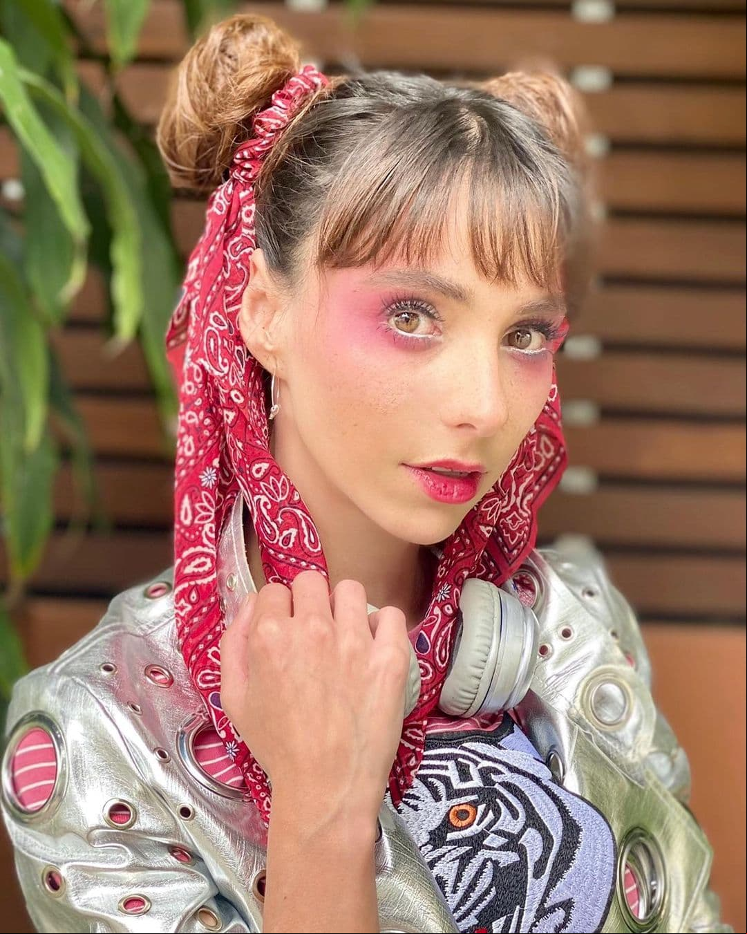 En otro de los episodios, Natalia lució totalmente diferente al usar dos chongos y al usar los tonos y la ropa al estilo de Elefante.