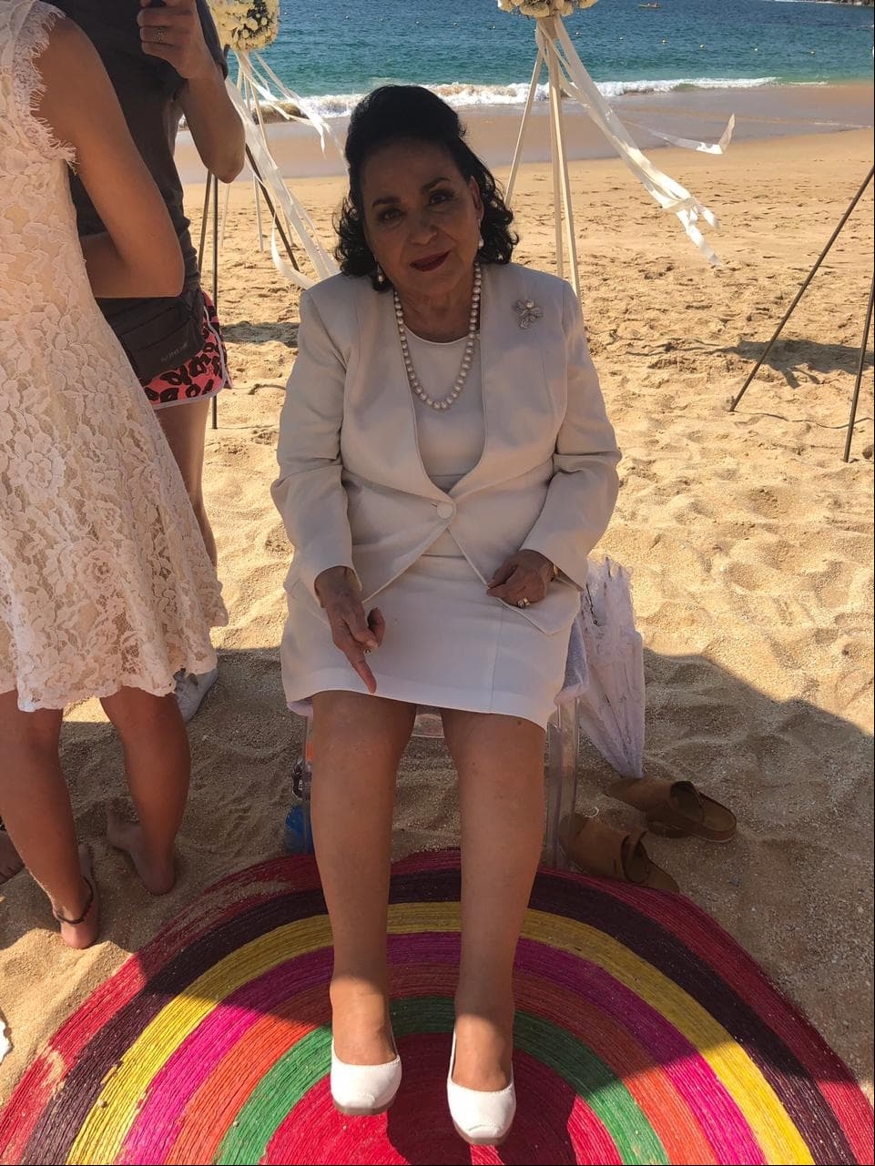 Los 'accidentes' también estuvieron presentes. A través de Twitter, Carmen Salinas compartió con sus seguidores que al momento de usar unos zapatos que compró para el final de la novela, descubrió que ambos eran izquierdos.
