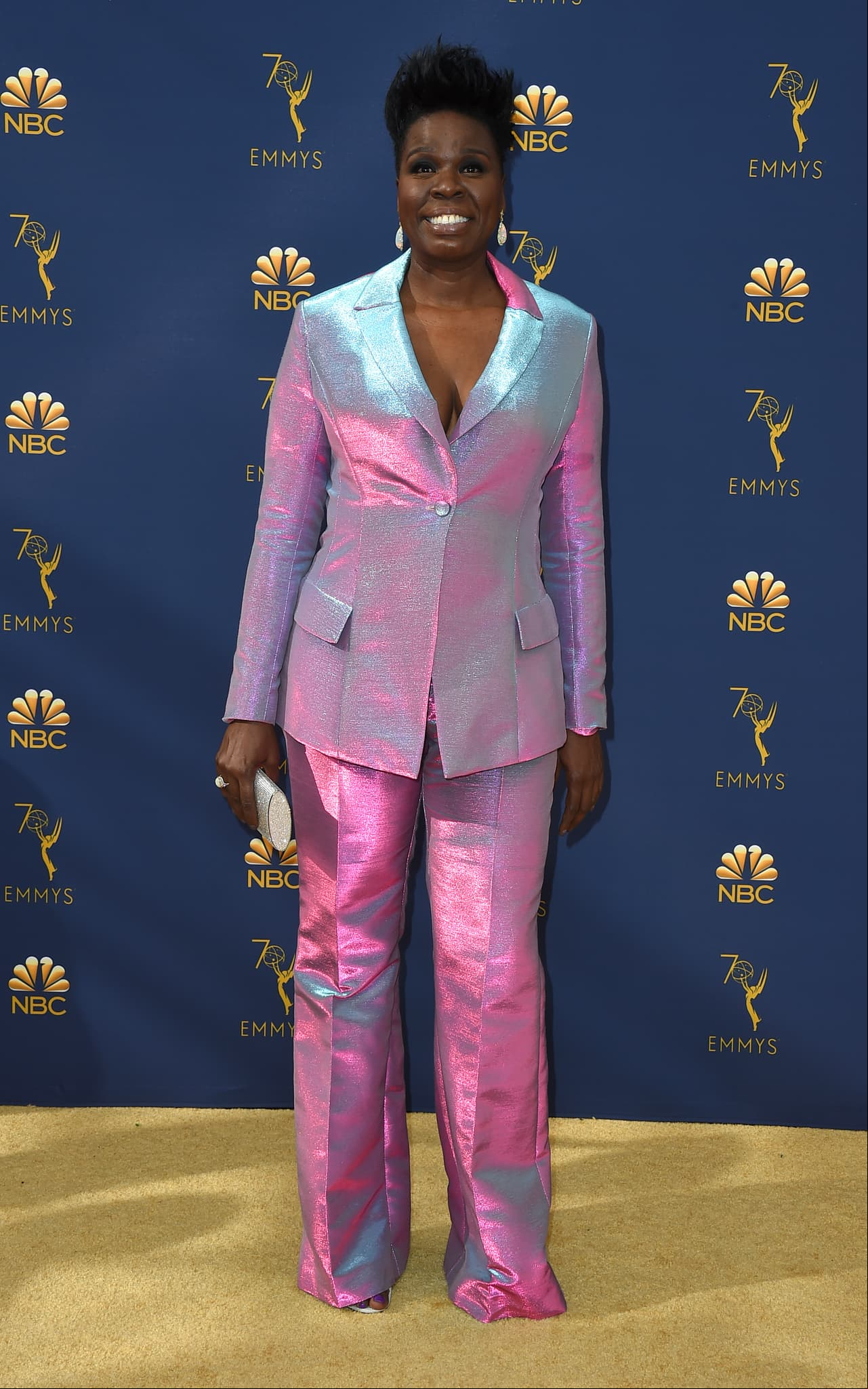 La finalidad de la tendencia es darle un toque futurista a los outfits con un contraste de texturas plastificadas que incluyan detalles metalizados. Mira el look de Leslie Jones!