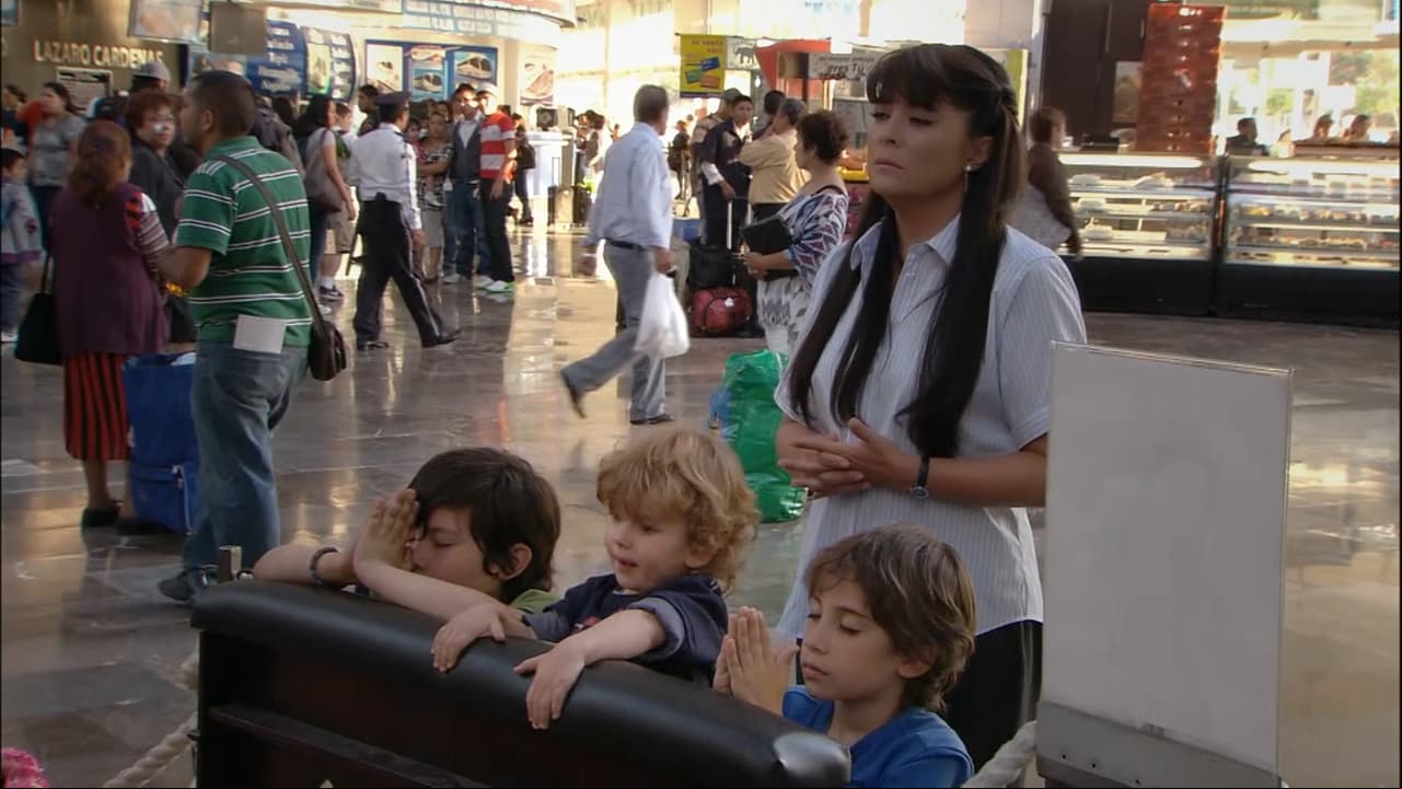 Y, aunque ya había tenido pequeñas participaciones en proyectos como 'Esperanza del Corazón' y en diversos comerciales, fue en 2012 que Torres hizo su debut actoral, a la edad de 11 años, en 'Corona de Lágrimas', donde solo hizo algunas escenas al principio de la ficción, pero cuya actuación es gratamente recordada, puesto que gracias a que él encontró una cartera con dinero, su familia logra comprar los boletos de autobús poder trasladarse a la capital de país.