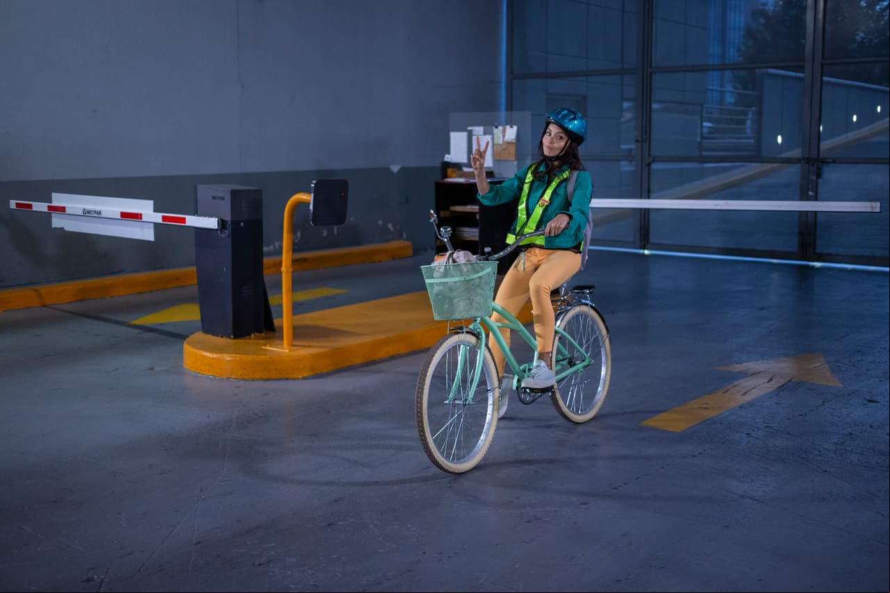 En "Vencer el Pasado", 'Renata' iba muy feliz en su bicicleta rumbo a su casa cuando, a la salida de Biogenelab, se da cuenta que la esperan dos hombres de don Zacarías.