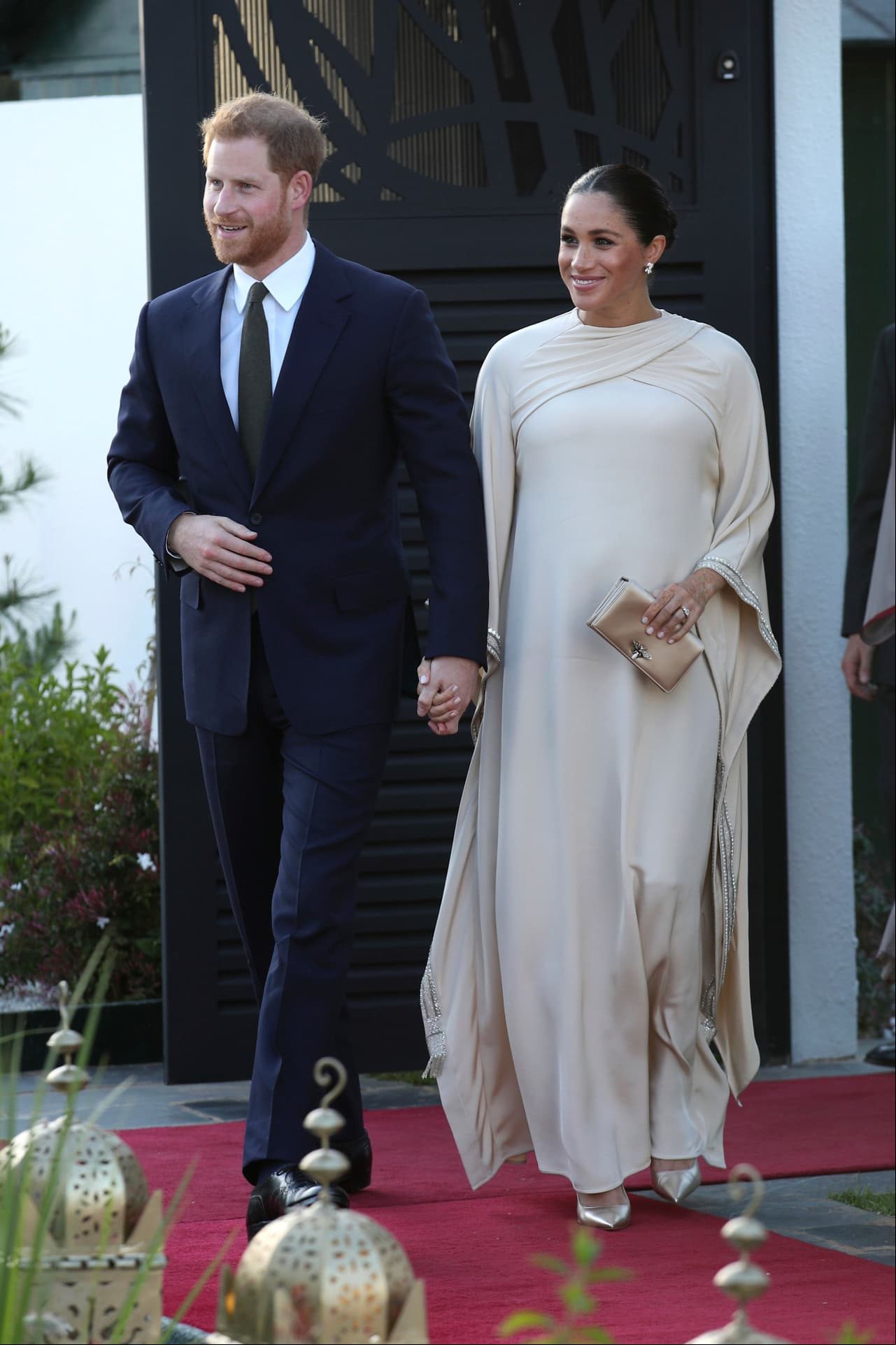 Durante este viaje a Marrueco, el último oficial antes de tener a su bebé, Meghan deslumbró el 24 de febrero con un vestido estilo caftán, firmado por Dior, en color crema y detalles en pedrería en las mangas, con el que rindió homenaje al país anfitrión; Markle complementó el look con un par de aretes Birks y un clutch crema también de Dior.