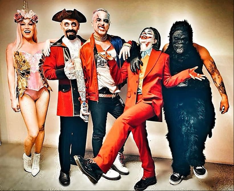 Unicornio, pirata, ‘Harley Queen’, ‘Guasón’ y un ‘Gorila’ fueron los disfraces que eligieron los integrante del grupo Kabah.