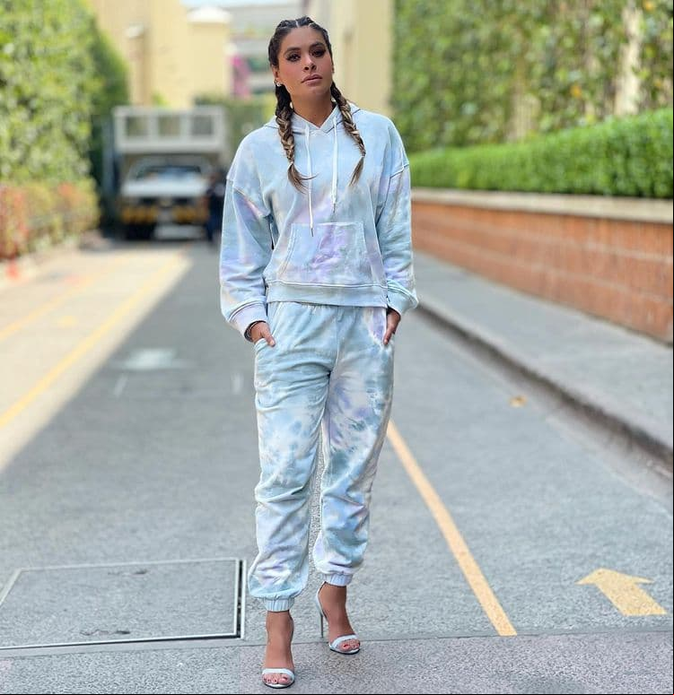 No solo deslumbra con vestidos y lujosos zapatos, también demuestra que hasta su ropa deportiva tiene estilo, al lucir un conjunto en tonos azul pastel que supera los dos mil pesos.