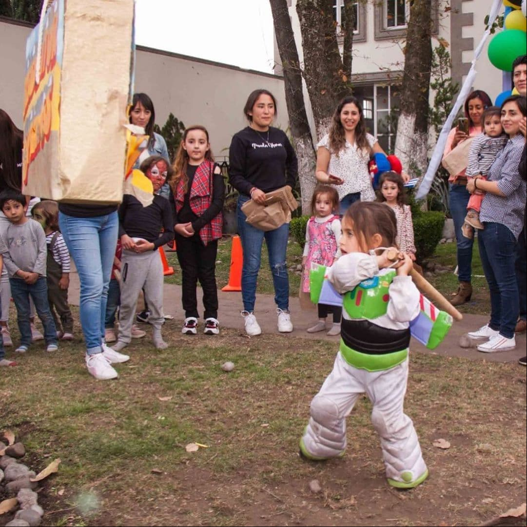La piñata no podía faltar y Marcelo fue uno de los primeros en intentar romperla.