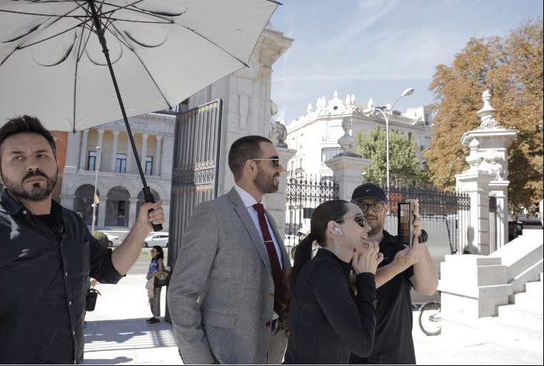 Marcus Ornellas y Camila Sodi grabaron en las calles madrileñas la escena cuando 'Rubí' logra escapar de la casa de 'Héctor' para encontrarse con 'Lucas'.