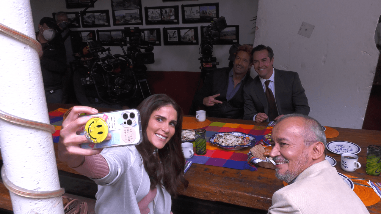 Eva Cedeño aprovechó una de las escenas para tomarse una selfie con sus compañeros de trabajo.