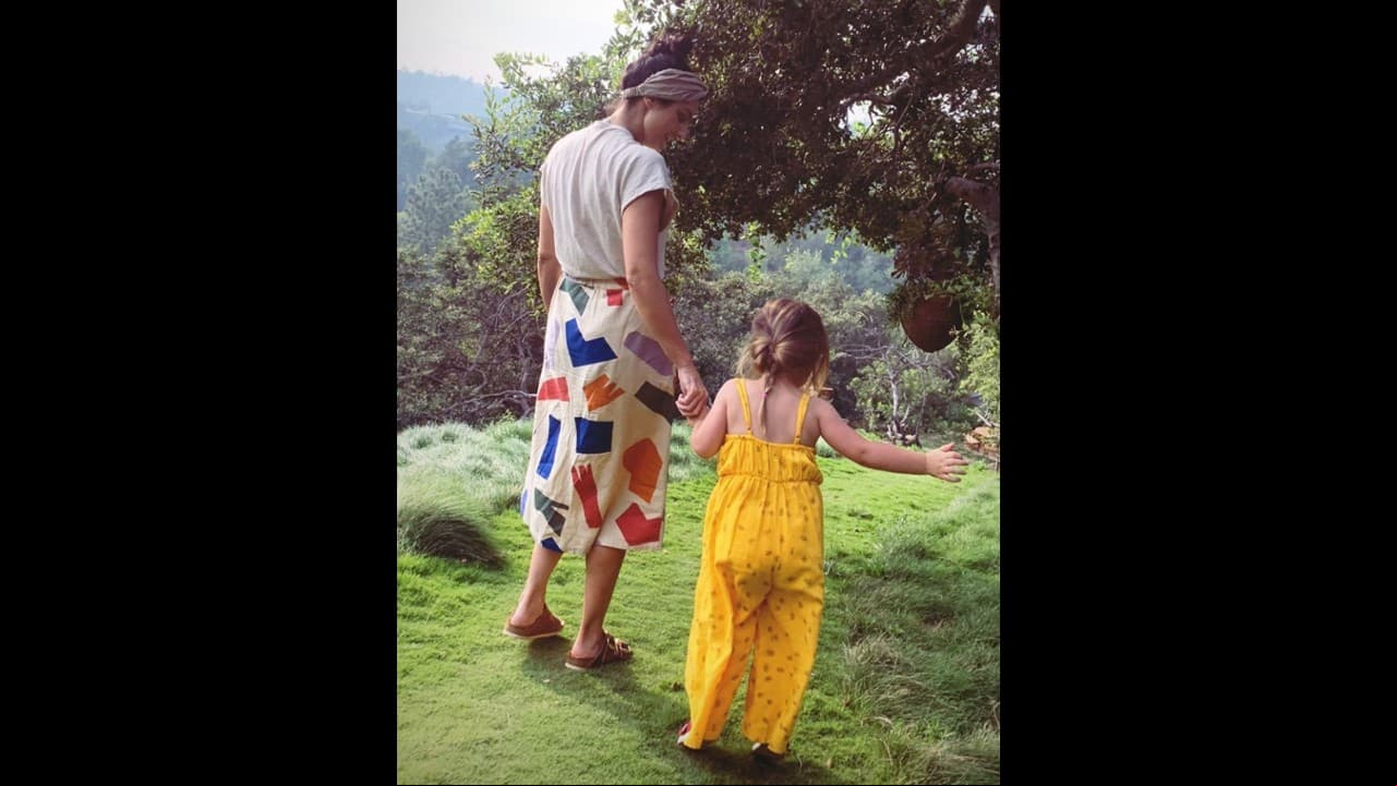 Fue a través de su cuenta oficial de Instagram que la protagonista de ‘La casa de las flores’ compartió varias imágenes en las que mostró cómo ha crecido su primogénita, quien lució un jumper color amarillo mientras disfrutaba de un día de campo este fin de semana.