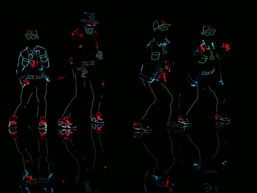 ¡La primer sorpresa de la noche fue un espectacular show de luces con los chicos de Light Balance!