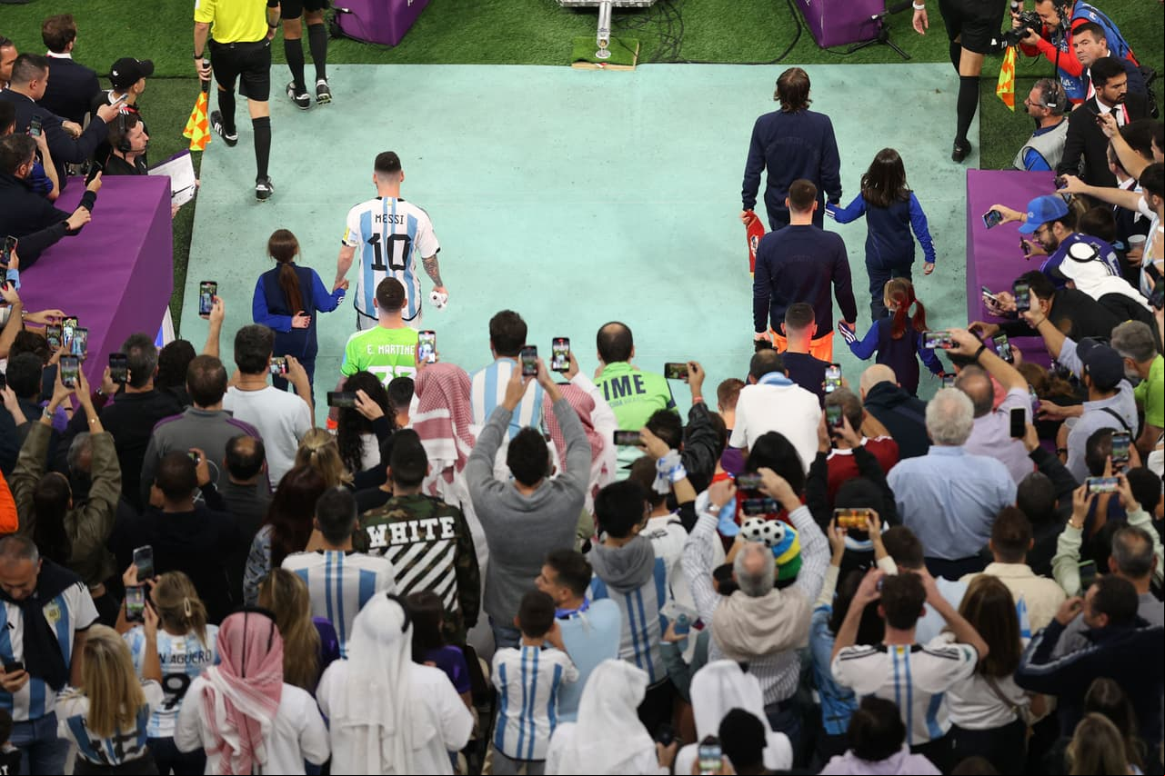 Así salieron al campo del Estadio Lusail la Selección de Argentina y Croacia.