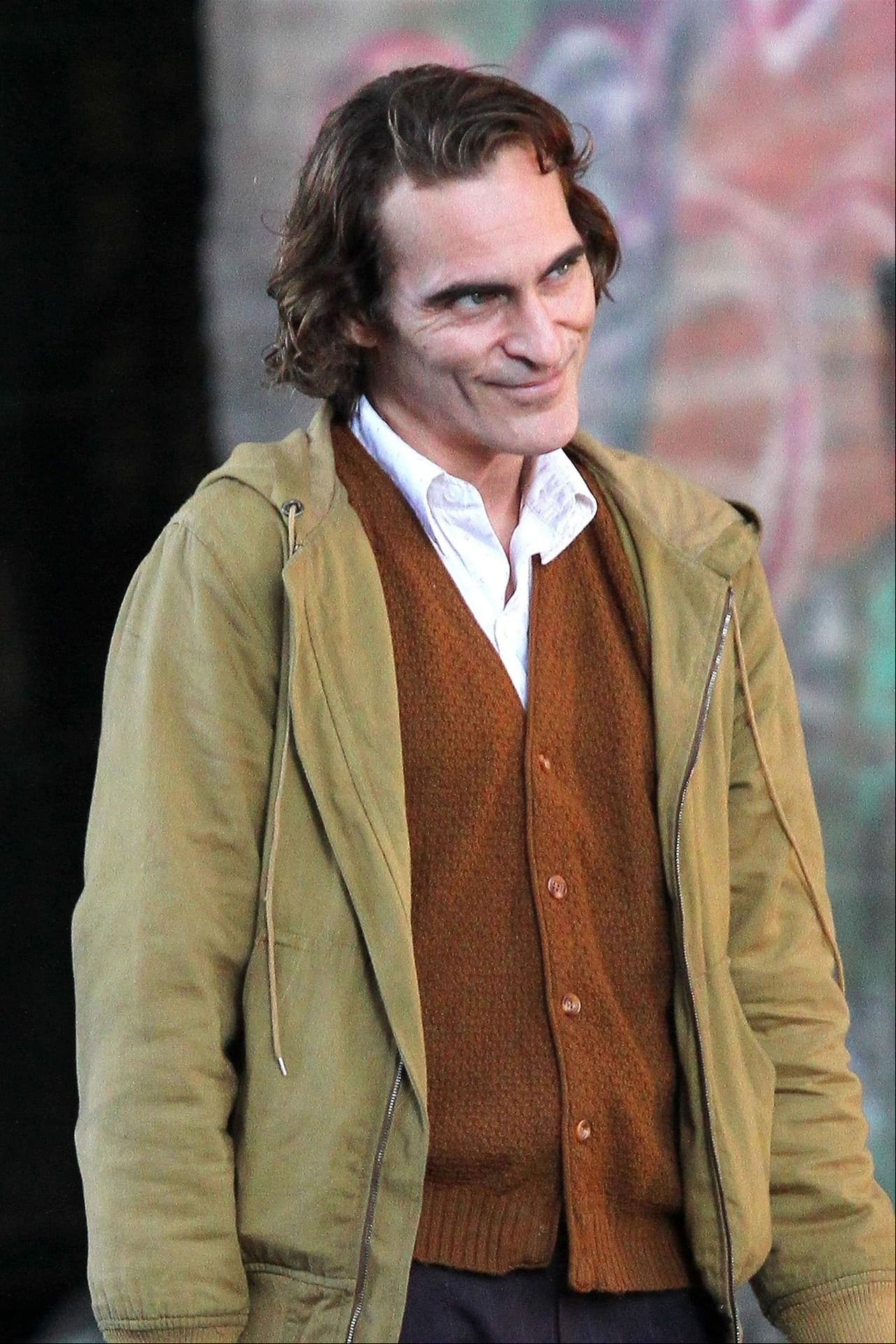 Photo © 2018 Backgrid/The Grosby Group Spain: Lagencia Grosby New York, September 16, 2018. Joaquin Phoenix looks very thin and gaunt while playing the title role for his  'Joker' movie filming in Manhattan's Harlem Neighborhood. The film takes place in a gritty 1980s New York.